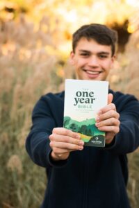 you can do it read through the bible in a year tyndale bibles