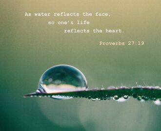 Amazon Bible Verse Proverbs 27 19 Water Droplet Poster Original Art Print Photo Wall Home Decor Liquid Christianity Religion Quote Size 15 X 10 Inches Home Kitchen